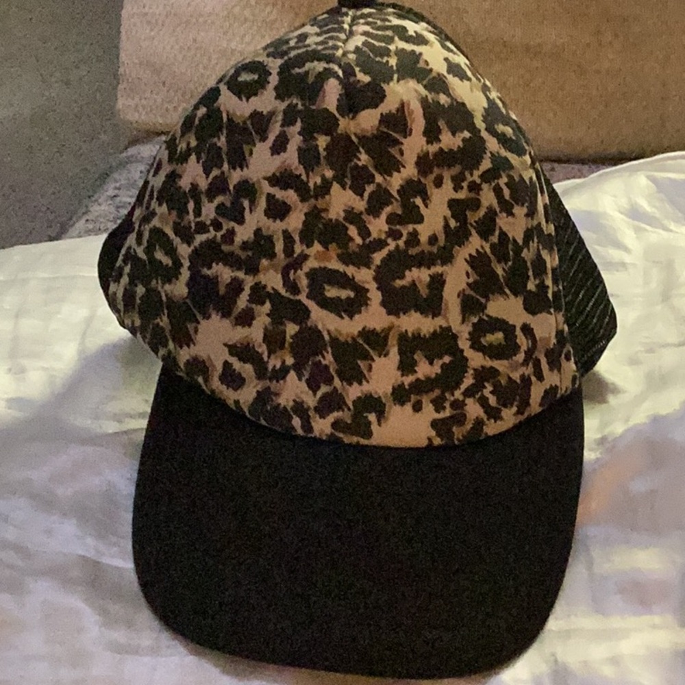 🐆NWT Just Too Fun Leopard Hat One Size Fits All Makes the Perfect Gift 🐆